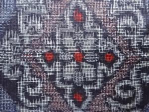 アンティーク　菱華紋織出し本場泥大島紬着物（割り込み絣）